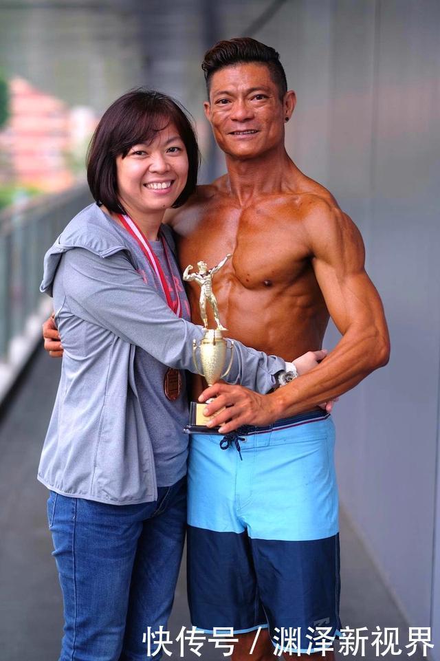 商人|新加坡商人2条脑血管破裂致半身不遂,5年后逆袭竟成健身亚军