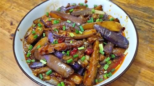 小米辣|夏天要常吃茄子,教你一个下饭做法,我家一周吃3回,实在太香了