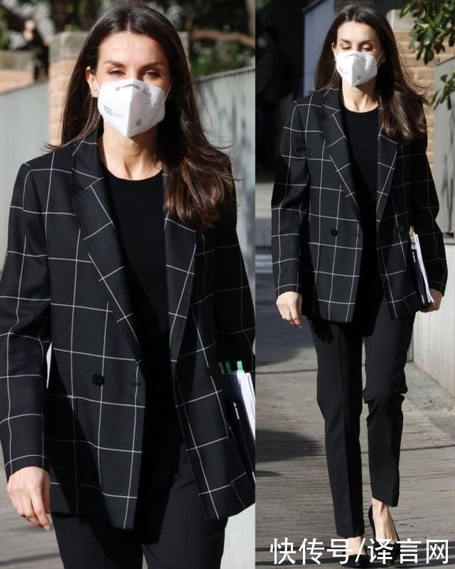 48岁西班牙王后格子外套配烟管裤亮相，穿平底鞋也挺拔，白发显眼