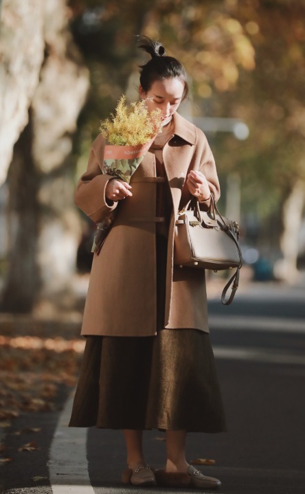 裙装|牛仔裤真烂大街了,这个冬季快穿“过膝半身裙”,比你想象中更遮肉