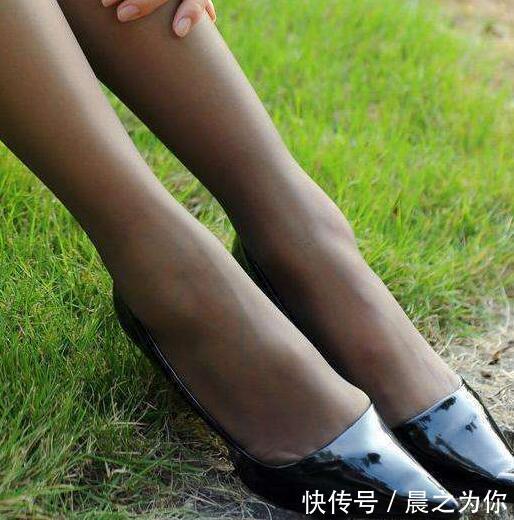 优雅 别致的尖头高跟鞋配上丝袜,展现出特别的设计感,提升女人性感品质!