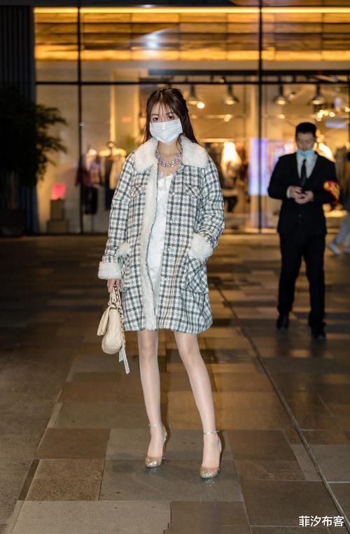 一双高跟鞋,在冬天的时尚搭配中,高级不做作很有时髦感