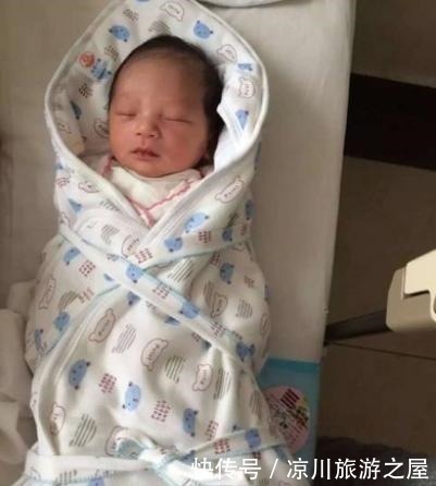 家里人|爷爷嫌爸爸抱娃像“端菜”,抢来抱姿势更“豪横”,宝妈笑得刀口疼