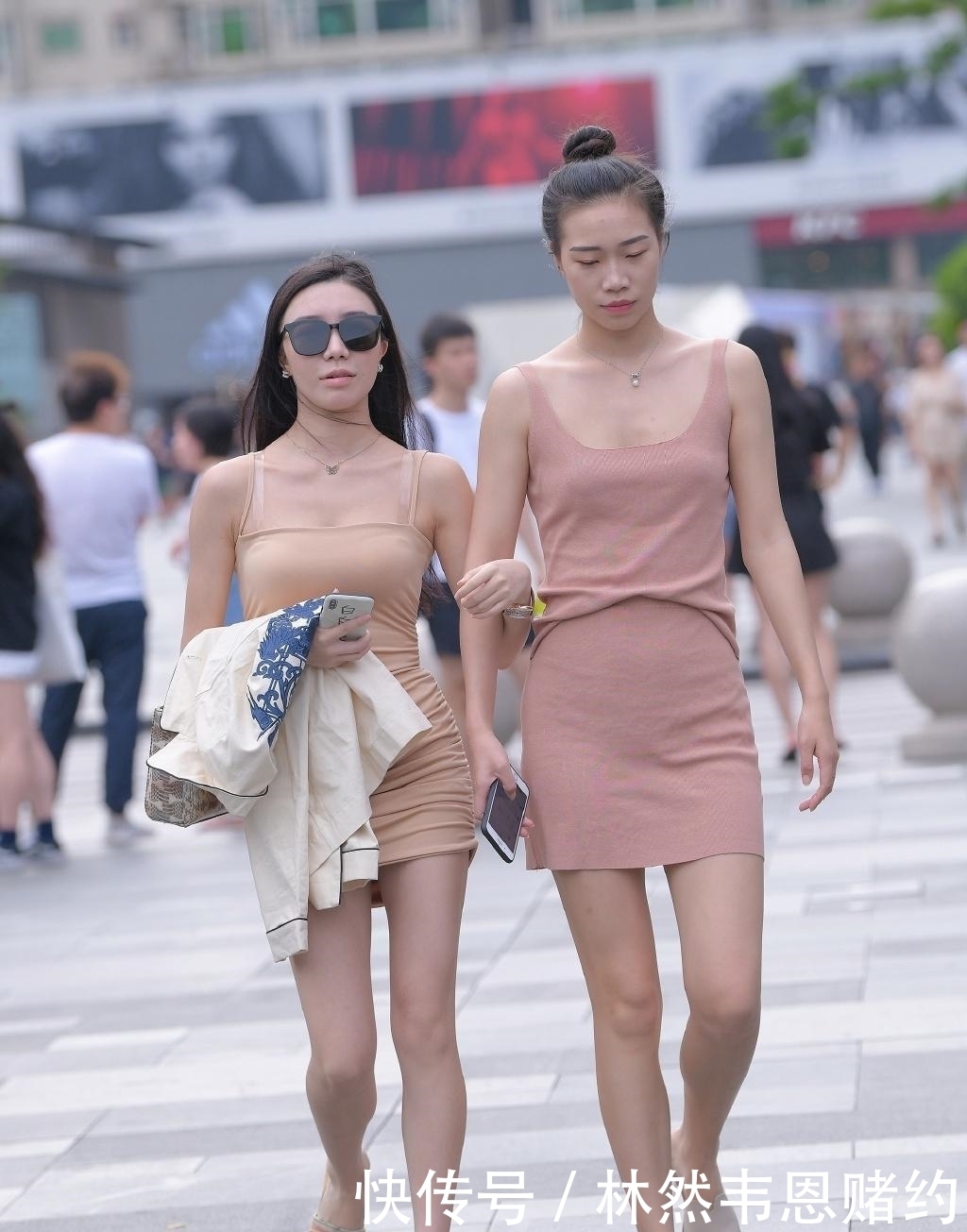 闺蜜逛街身高是“硬伤”，跟她比就像“小侏儒”，男人都没眼瞧