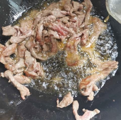  炒牛肉，口感滑嫩有技巧，大厨：牢记3点，牛肉细嫩爽滑，太香了