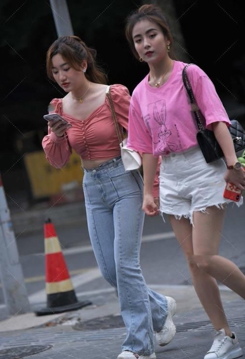 穿搭 墨绿色的无袖上衣,搭配黑色九分裤,整体给人简单清爽利落感觉