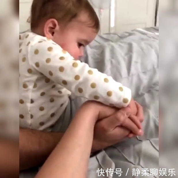 亲子关系|“把你手拿开,爸爸的手只能我牵”,小情人的举动让妈妈哭笑不得
