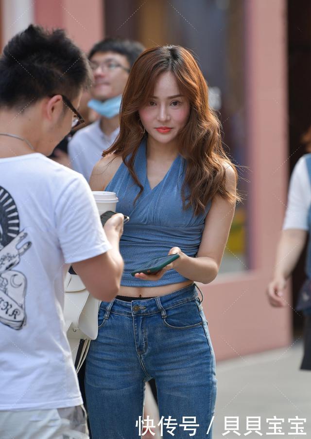 美女|时尚：有个性的女生就是会穿，挂脖衫配牛仔裤，清新简约又显美