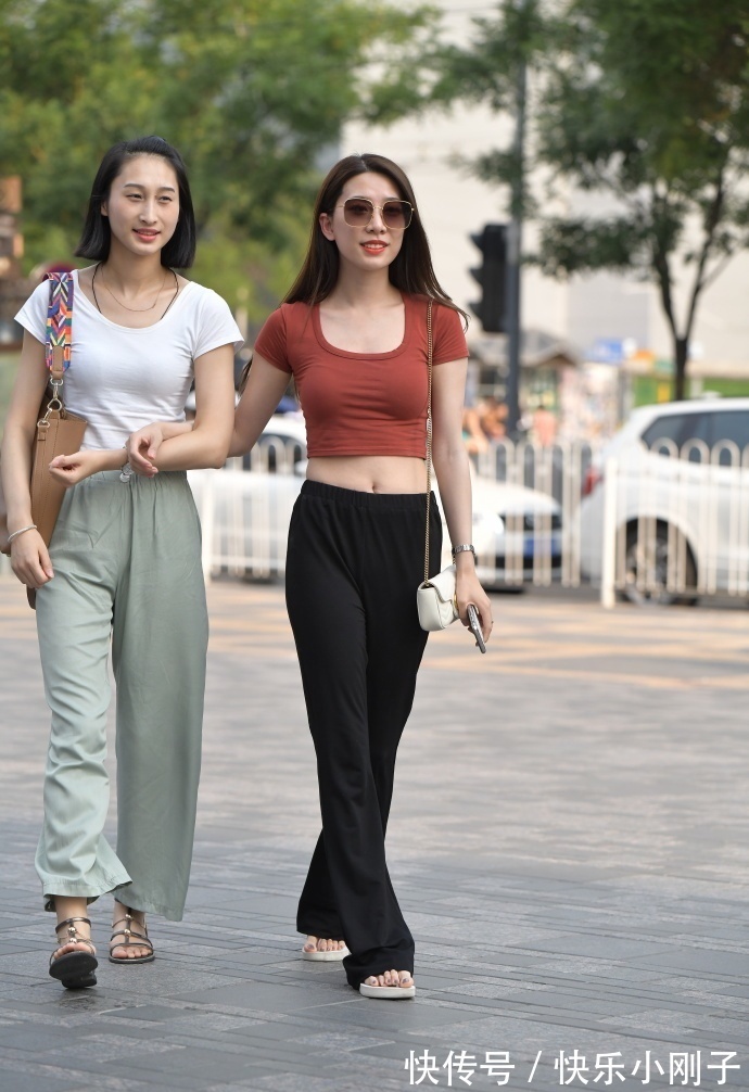 休闲风|休闲风的拖地裤穿搭,既显身材又有气质,轻松展示个人时尚气质