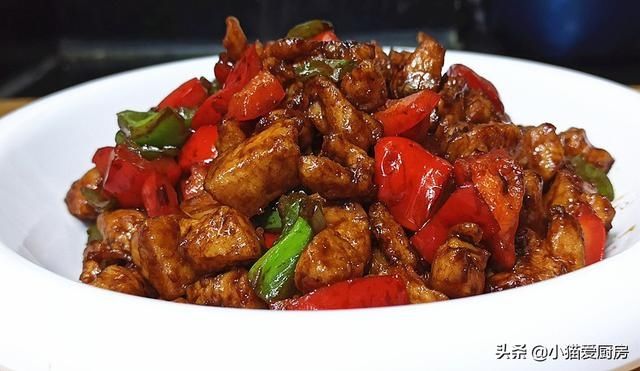 下饭|教你在家做酱爆鸡丁，口感滑嫩不柴酱香浓郁味道咸香，特别下饭