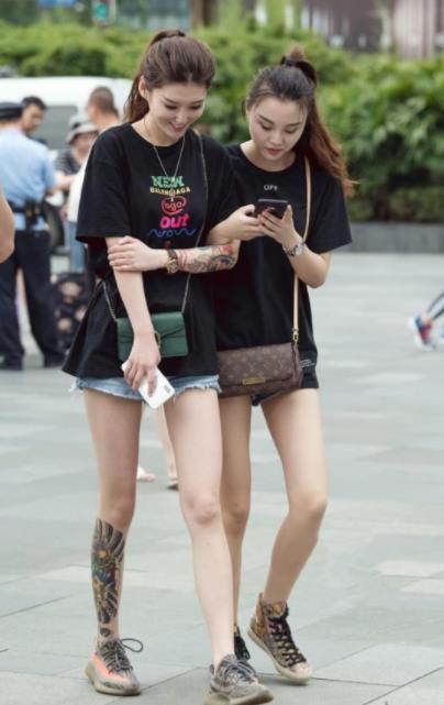 街拍:身材高挑的小姐姐,条纹上衣+紧身短裤,气场十足