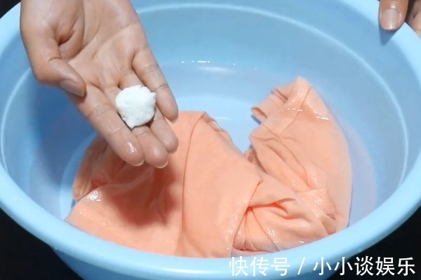 不管衣服多脏多臭,洗衣服时放一颗“它”,搓一搓立马干净如新!