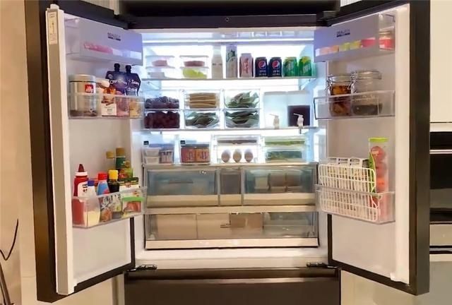 “强迫症”姑娘整理冰箱,食材严格收纳归类,网友:引起舒适