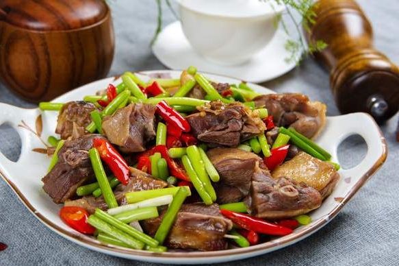 炒蒜苔时,焯水和直接炒都不对,巧用这一招,翠绿鲜嫩,香味十足