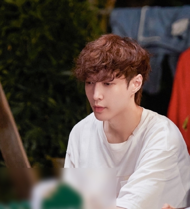 《向往5》收官海报,两位嘉宾地位却不同,从站位就可以看出来