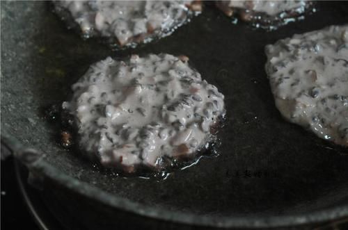 糊糊|冬天，别只会吃红枣啦！水晶黑米饼，又香又糯，简单又好吃