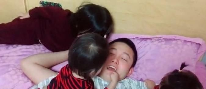 女儿|“受宠奶爸”每天被3胞胎女儿吻醒,感觉人生已经达到了巅峰