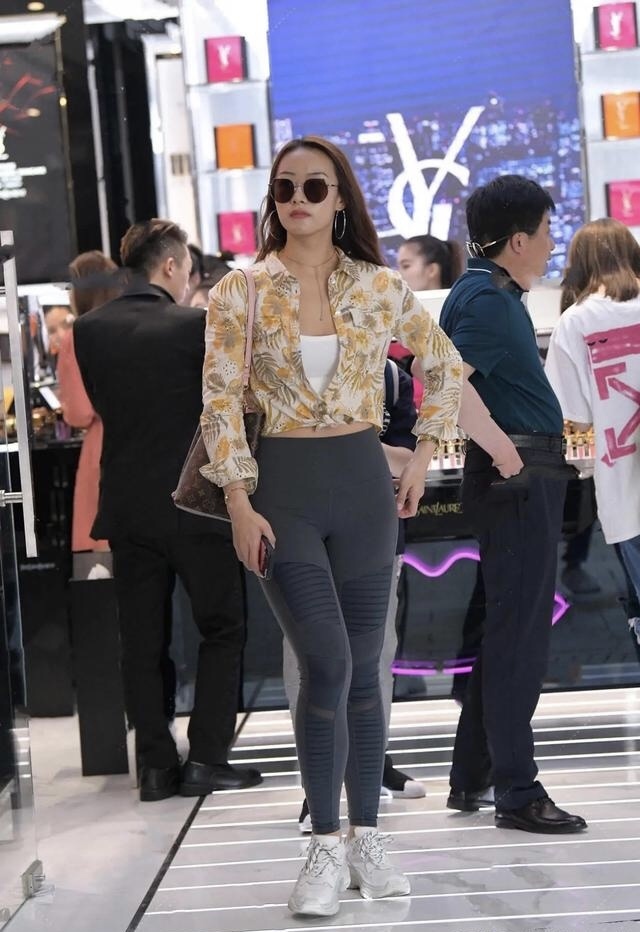 高跟鞋 打底裤失宠了,反而给了“健美裤”机会,展现了别样穿搭之美!