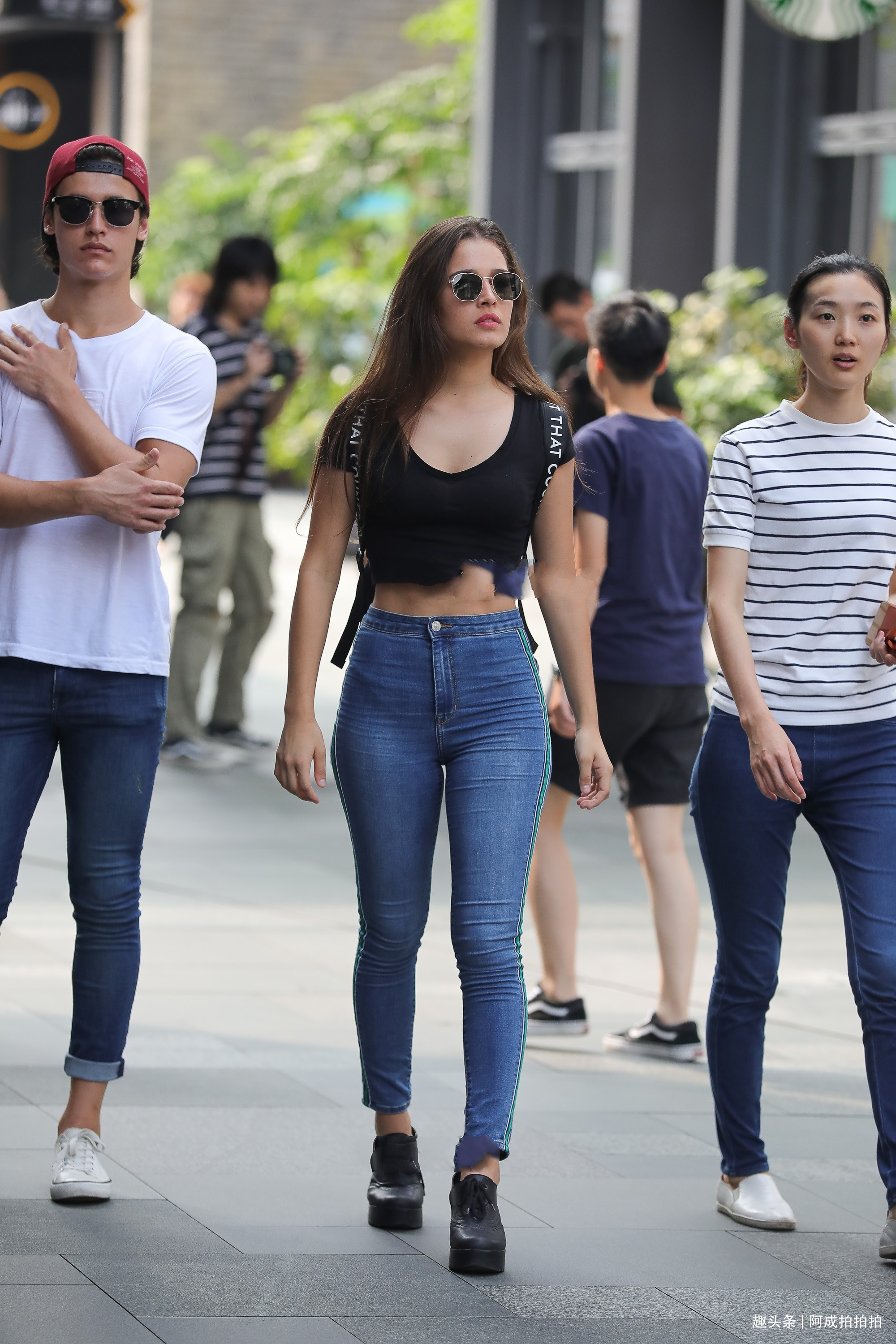 短款U领短袖，配上高腰牛仔裤，简单又休闲