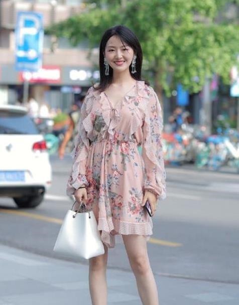 柔美 千钧一发之际,如此单薄的裙边衬托出她的柔美