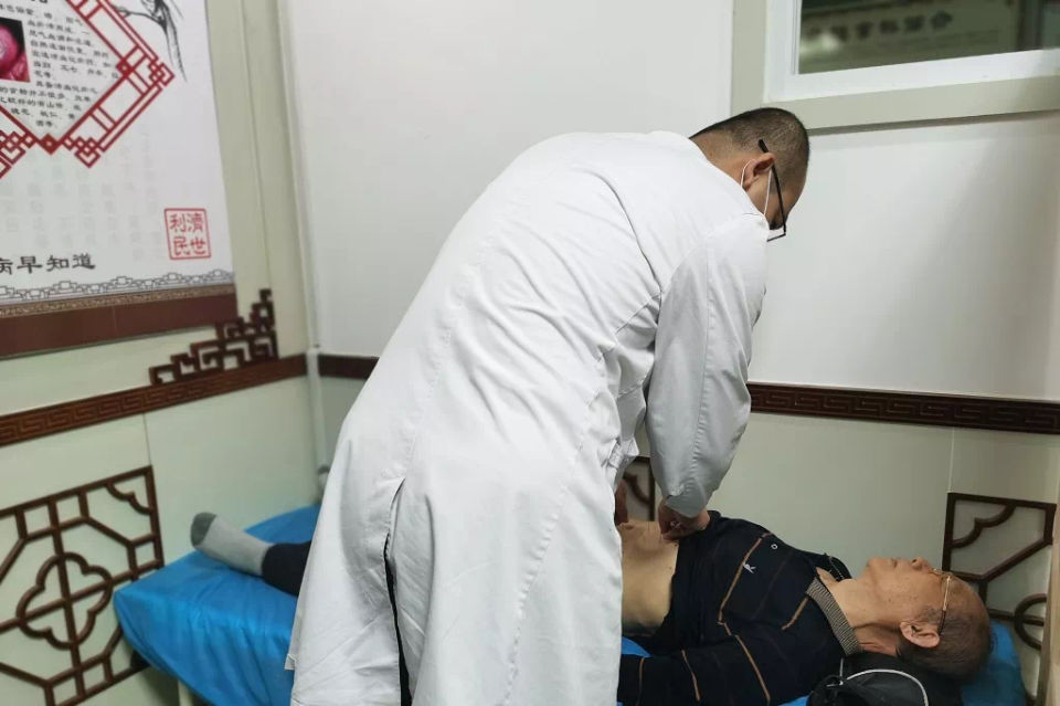 孙飞|说十来句话就会打嗝不止,喘不动气,84岁男子苦不堪言