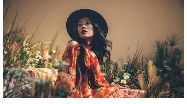 明艳动人|刘雯身穿红色印花裙明艳动人 戴宽檐帽复古迷人