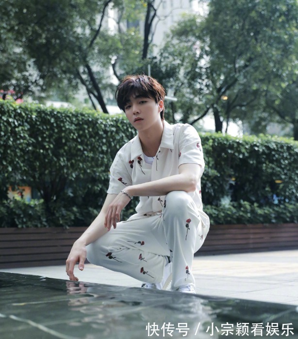 休閑服|陳立農(nóng)活動(dòng)造型，白色玫瑰印花套裝顯干凈氣質(zhì)，展現(xiàn)青春少年模樣