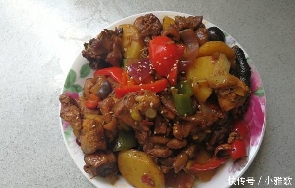 抠门|6个人只吃一盘菜,以为同事抠门,菜一上桌大家纷纷掏出手机