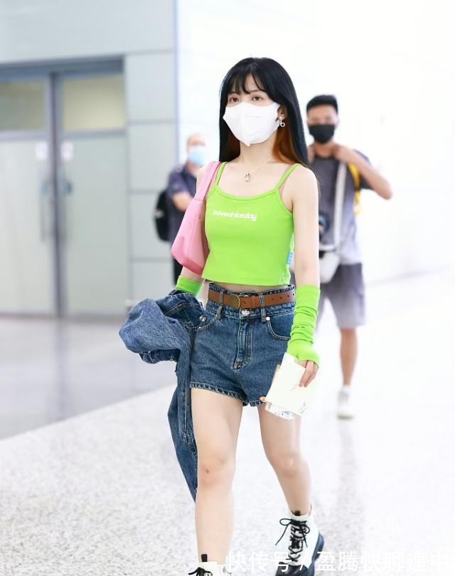 背带裙|赖美云还挺会穿，绿吊带配“洗碗手套”走机场，色彩就赚足了风头