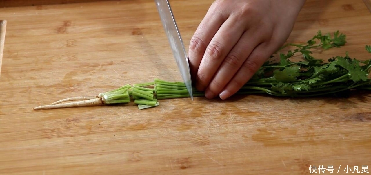 茄子别再炒着吃了,教你一种新做法,比大鱼大肉香,做三根不够吃