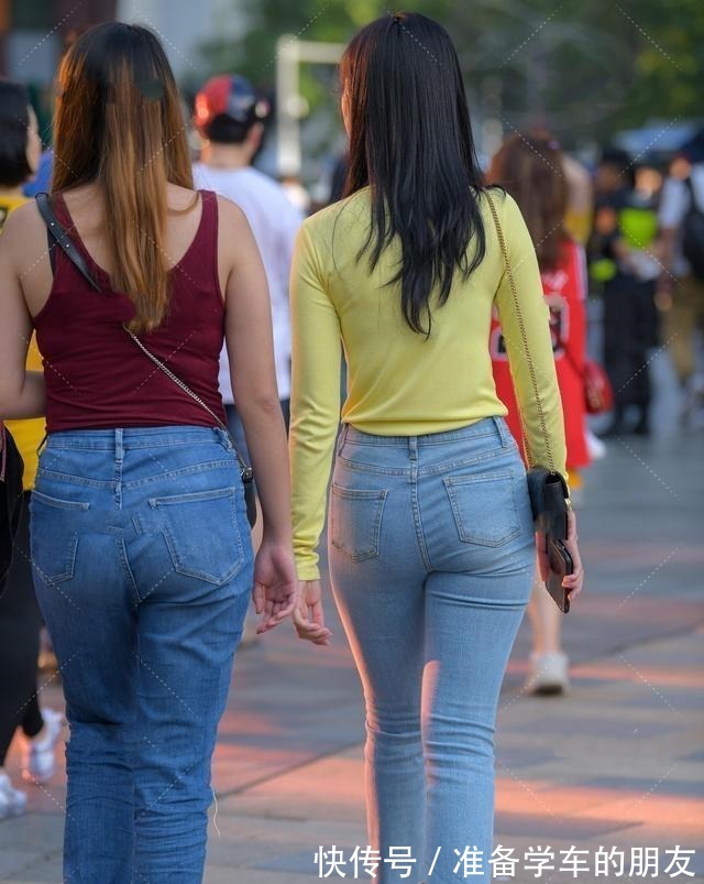 长度 灰色宽松吊带搭配蓝色修身打底裤,比较直的裤子,臀部显得丰满!