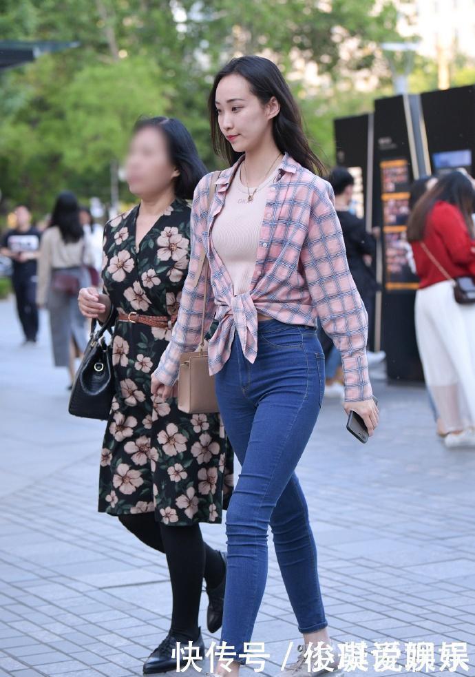 美女魔鬼般身材,牛仔裤紧致的效果大方得体