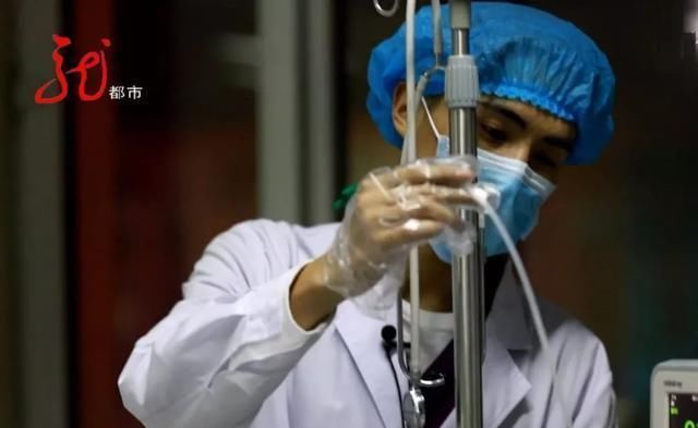 手术|给火龙果割阑尾33岁水果医生爆红吸粉90万网友看到第一个就痛了