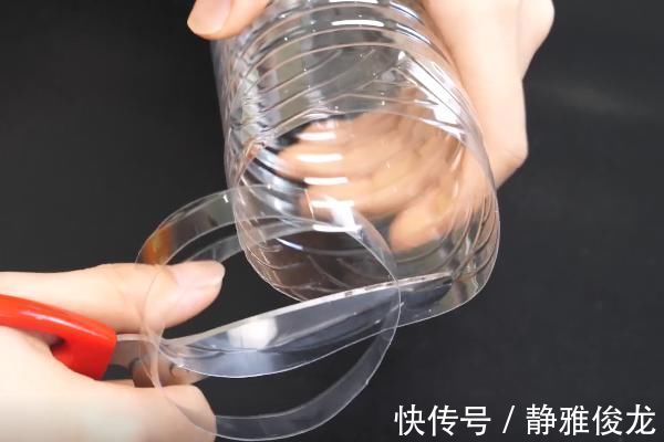 衣架上挂一个塑料瓶，放在阳台太实用了，解决了千家万户的烦恼！