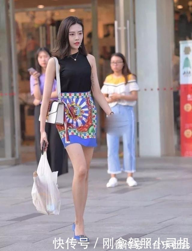 小妹妹|神奇的黑背心,与复古的短裙搭配,清新自然