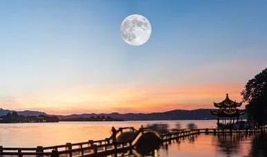 钱唐$白居易在船上睡懒觉,一首七律结构严谨,最后7字更道出心曲