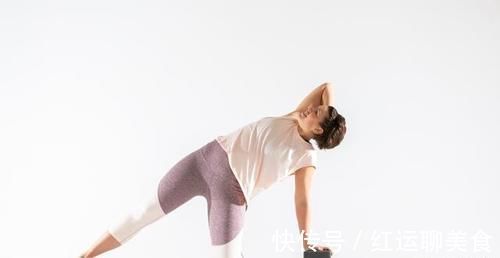胸腔|一个瑜伽侧身伸展动作,让你的曲线更优美迷人,还能强化核心力