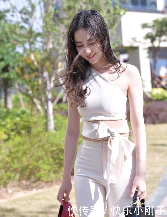 无袖|无袖加修身的裁剪,给人一种恰到好处的感觉,提升造型的随性感