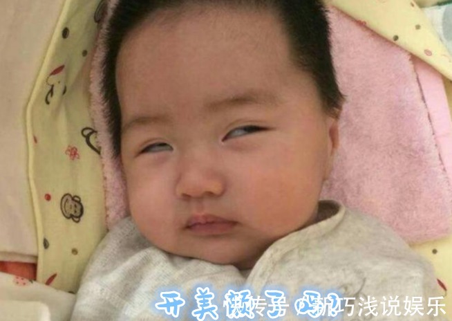胎脂|新生儿回家后“审视”周围环境,随后眯着眼睛笑:可以享福了!