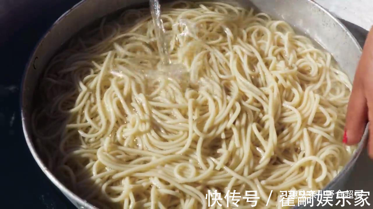 勺子|尼泊尔人不用筷子吃汤面,村长家的儿媳妇下厨,美女煮美食