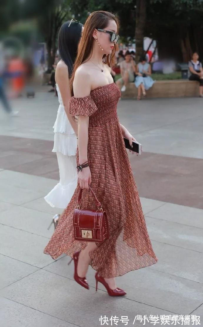 搭配 美女脚上穿着一双尖头的高跟鞋,优雅的交叉绑带让她显得更有气质