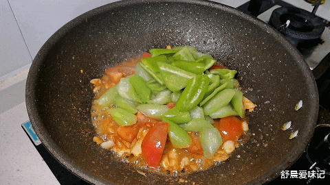 丝瓜炒蛋|立秋后，这菜要多吃，补水又美白，价格还便宜，每次做都能吃光