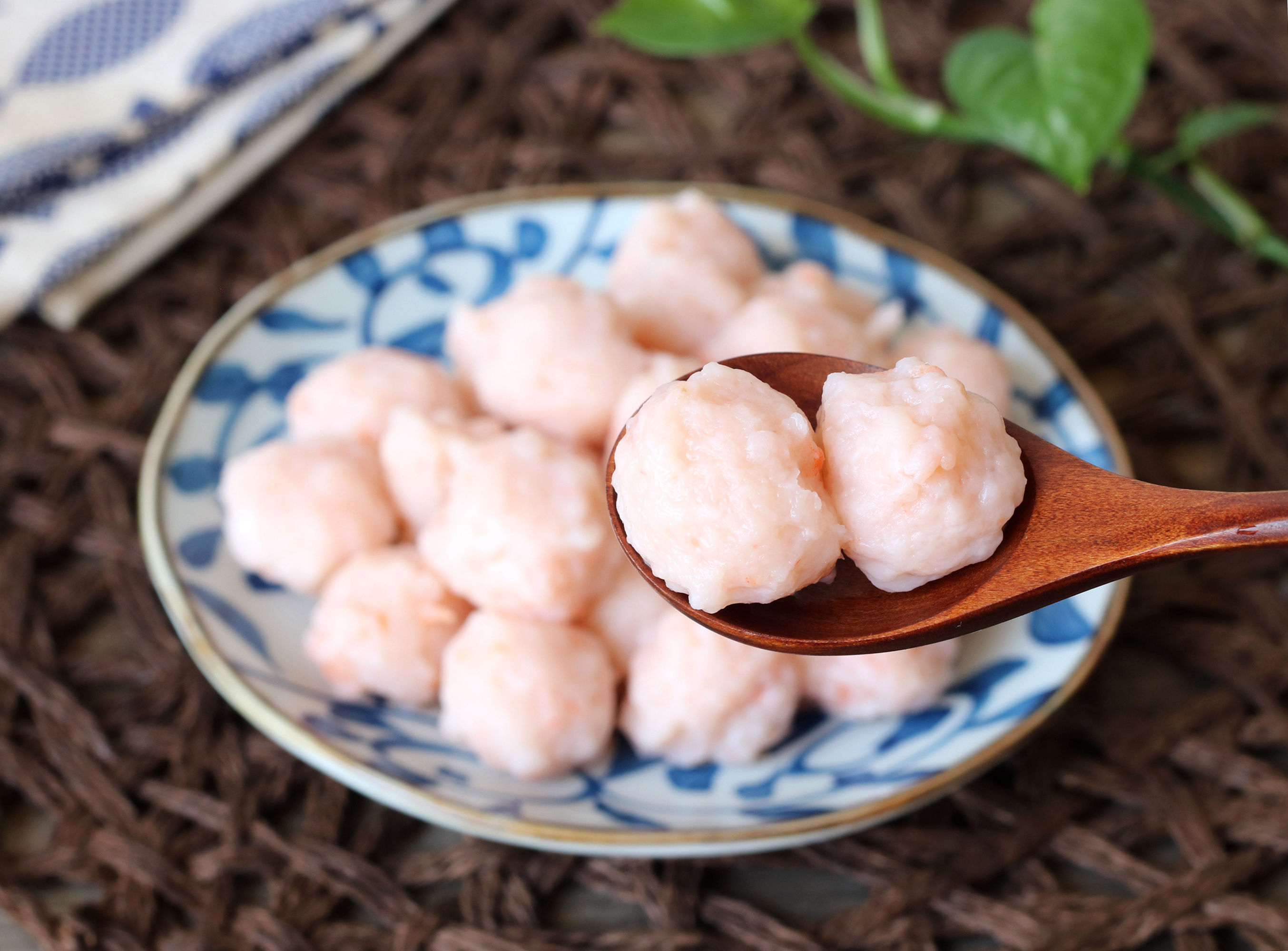  香嫩|做虾丸时，记住“2加1冷”的窍门，虾丸香嫩细滑，营养又鲜美