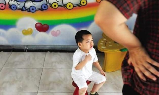 妈妈|男孩耳后有伤口,妈妈怀疑是幼儿园小朋友抓伤,但娃的话让她崩溃