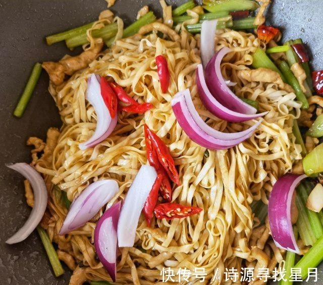 一溪月|芹菜肉丝炒面,油润鲜香,好吃极了!