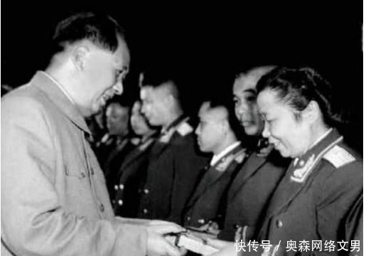 授衔|此人82岁被授衔中将，却不愿剪胡子，主席笑说：给他批个特例吧