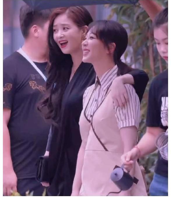 蔣欣以樊勝美一角錄萌探,摟著楊紫說(shuō)有歡樂(lè)頌?zāi)俏读?
onload=