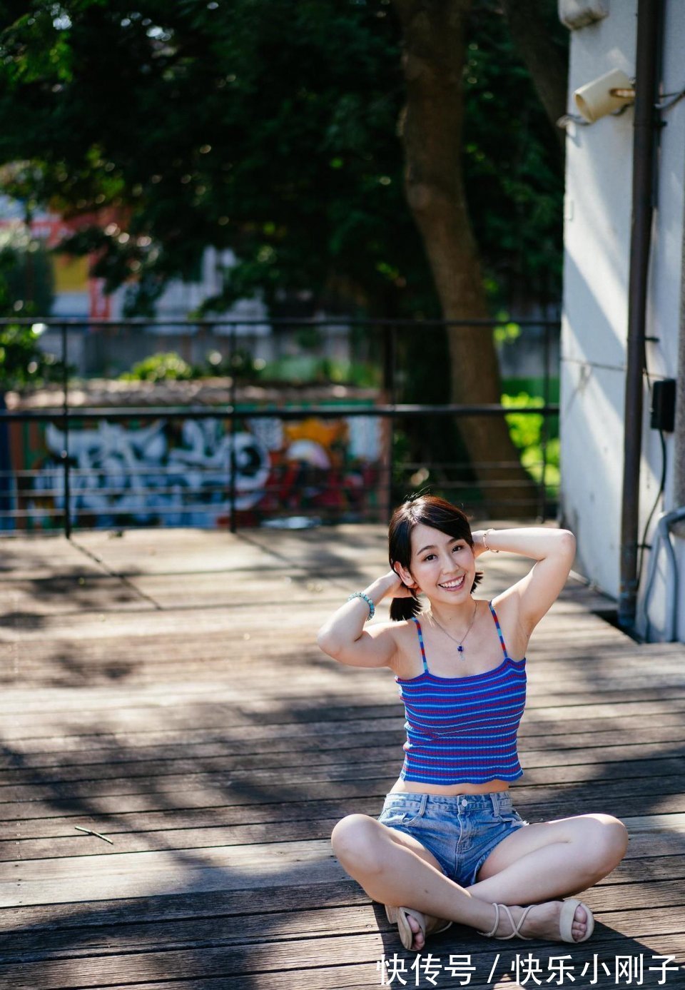 针织吊带|冰丝针织性感吊带背心搭配牛仔短裤,简略前卫穿出高档感