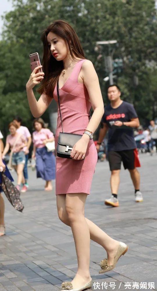 小姐姐 粉色连衣包臀裙搭配金色平底鞋,娇小柔媚大气迷人