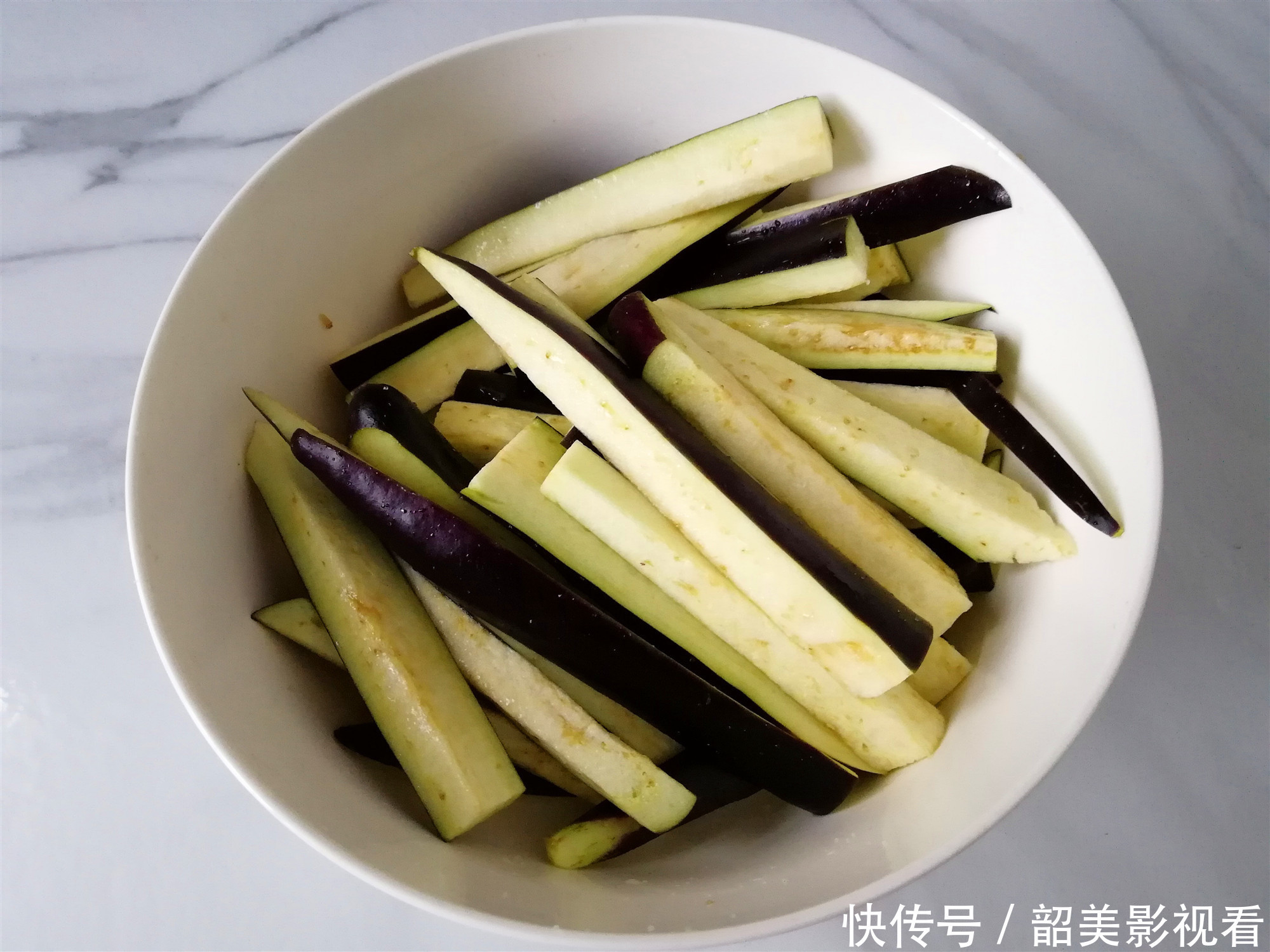 表面|茄子的家常做法最下饭,不用过油,和这个食材是绝配,软糯入味